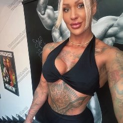 Dylan.Ryder transz szexpartner 30 éves